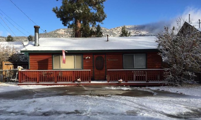 Big Bear City House | Inviting Bear Cabin Getaway with Hot Tub & Pet Friendly