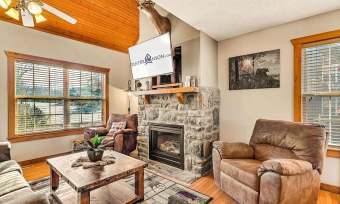 Reeds Spring House | Inviting Bear Cabin Getaway with Pool and Pet-Friendly Stays