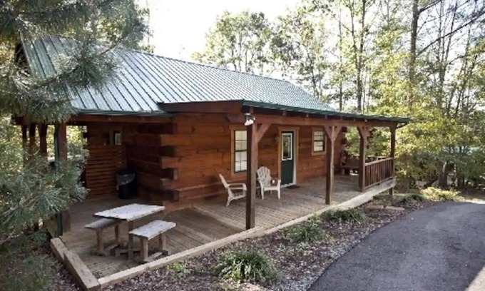 Tellico Plains Cabin | Experience Bear Cabin: Modern Log Retreat with Hot Tub