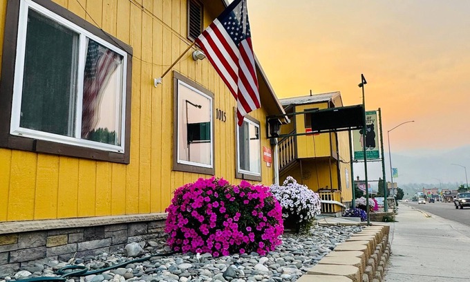 Salmon Hotel | Bear Country Inn: Family-Friendly Stay with Pool & Spa