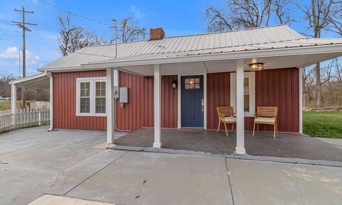 Columbia House | Cozy Bear Creek Cottage in Columbia with Firepit & Kitchen