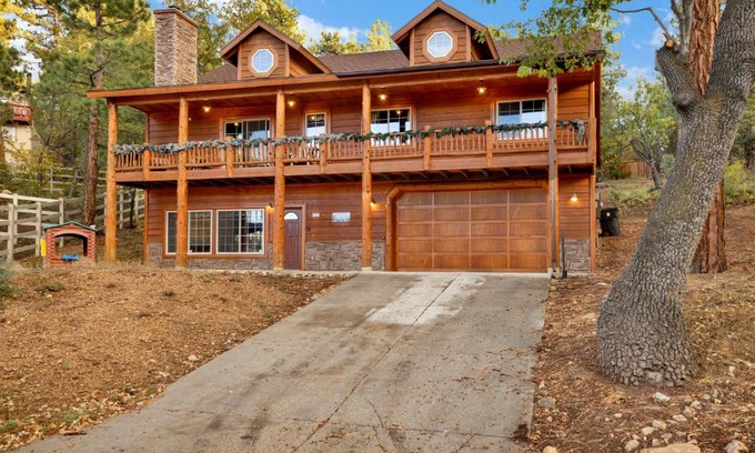 Upper Moonridge House | Bear Creek Lodge: Cozy Log Cabin with Hot Tub & Games