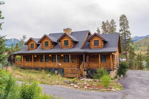 Breckenridge House | Relax at Bear Creek Mining Lodge with Mountain Views & Hot Tub