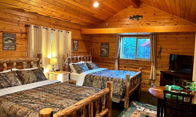 Thompson Falls Cabin | Pet-Friendly Bear Creek Resort with Pool & Breakfast Included