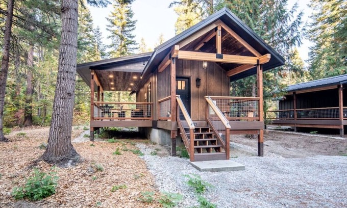 Leavenworth Cabin | Bear Den: Cozy 1 Bedroom Cabin with Kitchen & Family Fun