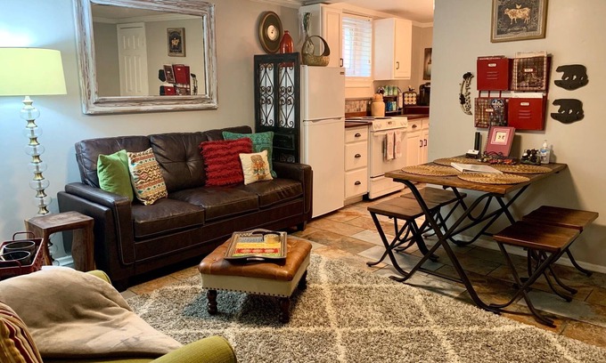 St. Elmo Improvement League Apartment | Unforgettable Bear House 1890: Stinson Suite & Outdoor Fun