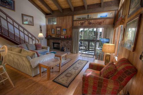 South Lake Tahoe Apartment | Bear Lake Hideaway Condo: Family-Friendly Retreat with Pool