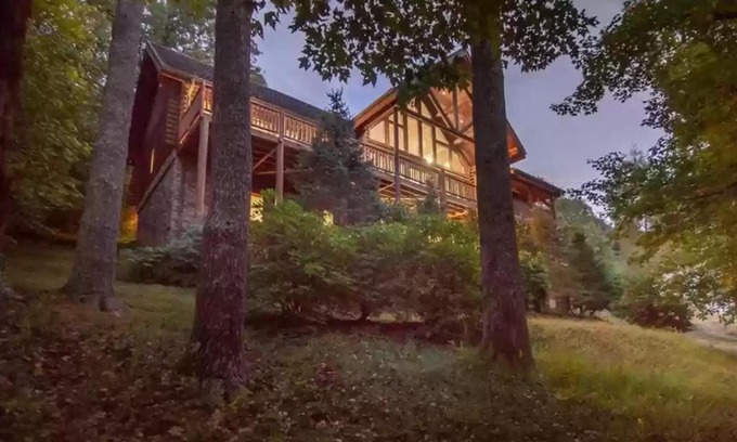 Blowing Rock House | Discover Bear Lodge at Misty Mountain - Family-Friendly Retreat