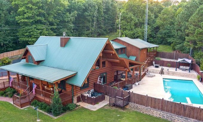 West Fork House | Bear Lodge - Log Cabin with pool - 7 Bedrooms