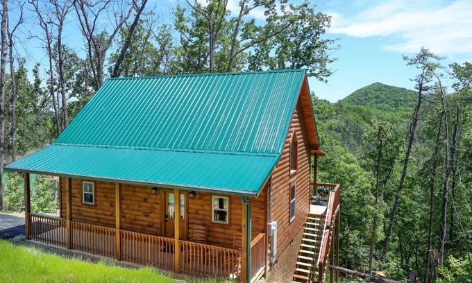 Gatlinburg - Pigeon Forge House | Bear Mountain: Family-Friendly Retreat with Pool & Hot Tub