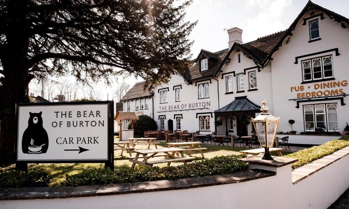 Burton Hotel | Pet-Friendly Bear Of Burton: Rated 9.3/10 with Family Amenities