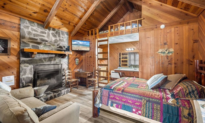 Sautee Nacoochee Cottage | Bear Paw Cottage #5: Pet-Friendly with Hot Tub & Ocean View