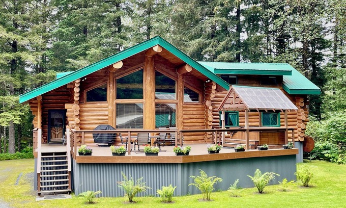 Seward House | Cozy Log Home with Spa & Hot Tub, Just Minutes from Seward