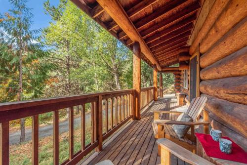 Leavenworth House | Cozy Bear Ridge Cabin: Family-Friendly with Pool & Breakfast