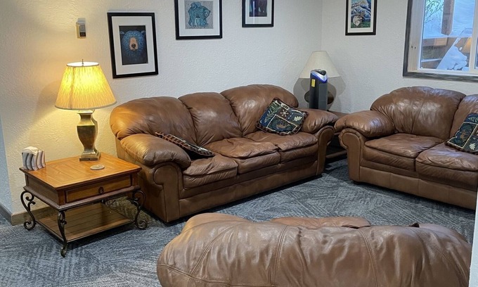 Tok Cabin | Cozy Bear's Den Apt: Pet-Friendly Stay with Breakfast