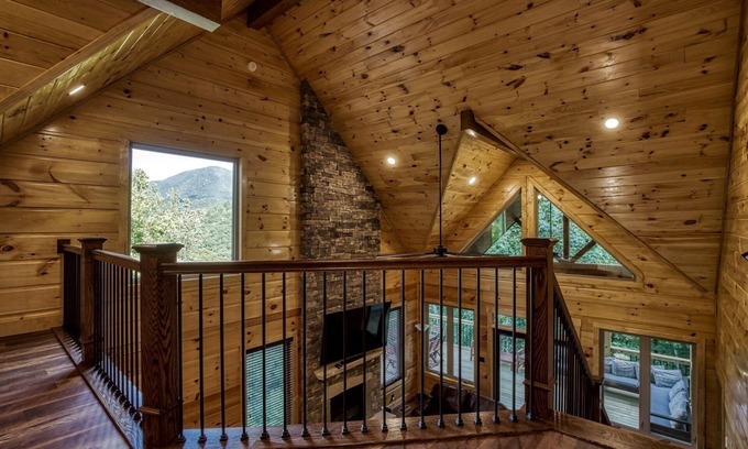 Wears Valley Cabin | Cozy Bear Tracks Lodge: Family-Friendly 4 Bedroom Retreat