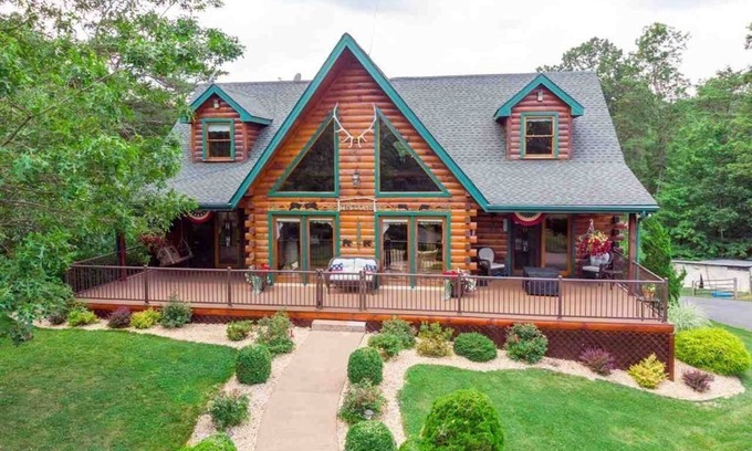 Dayton Cabin | Bear Villa Lodge: Nature Retreat with Spa & Hot Tub Amenities