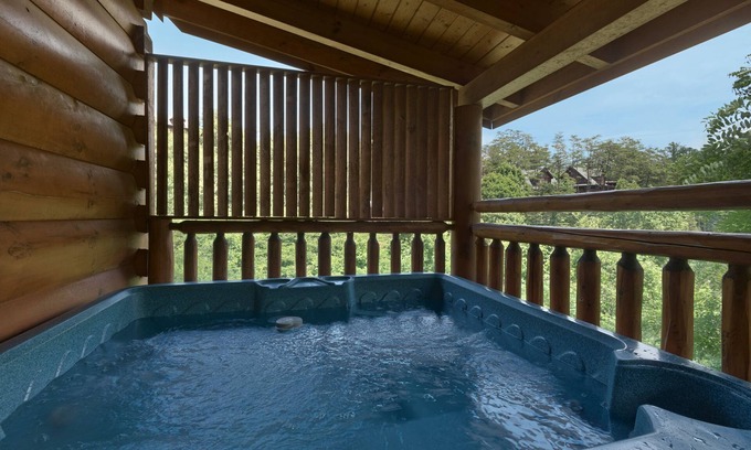 Sevierville Cabin | Bear Walker Lodge: Family-Friendly Cabin with Pools & Mini-Golf