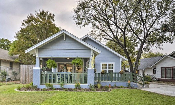 Waco House | Inviting Waco Bearadise Bungalow Near Magnolia Market