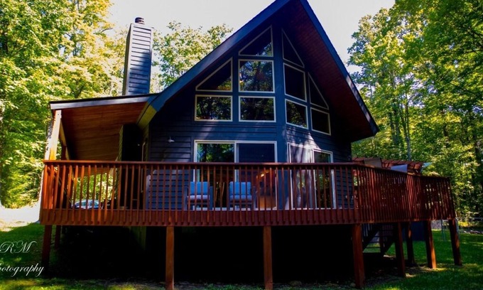 Accident Cabin | Bearfoot Hideaway: Top-Rated Retreat with Spa & Pet-Friendly