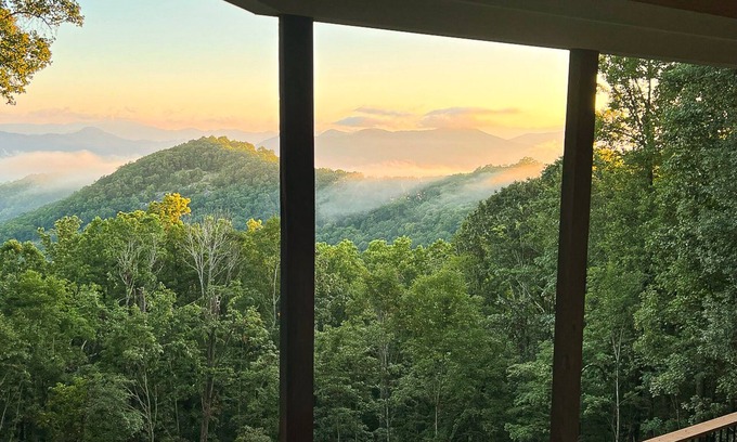 Mountain Air House | Bearfoot Retreat: Club Access with Pool & Breakfast