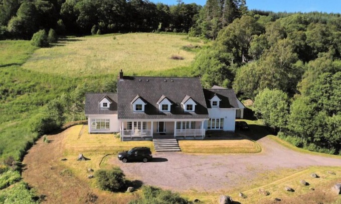 Glen Urquhart House | Relaxing Bearnock House: Lake View, Spa & Breakfast Awaits
