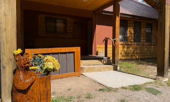 Island Park Cabin | Pet-Friendly Bears Den: Ideal Base Near Yellowstone