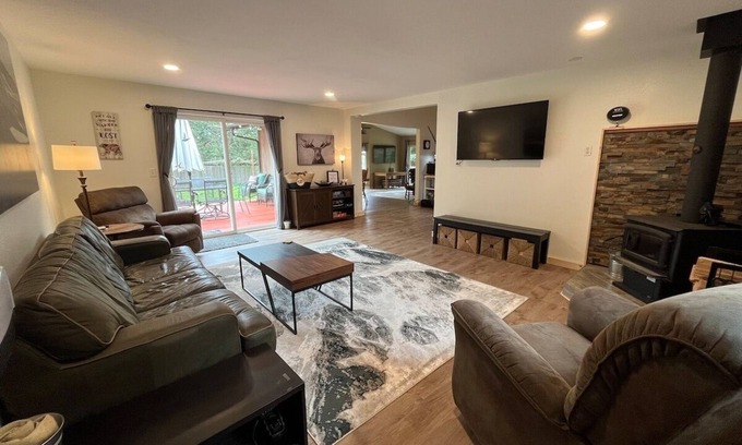 Ashford House | Cozy Bear’s Den Hideaway with Hot Tub & Family Amenities