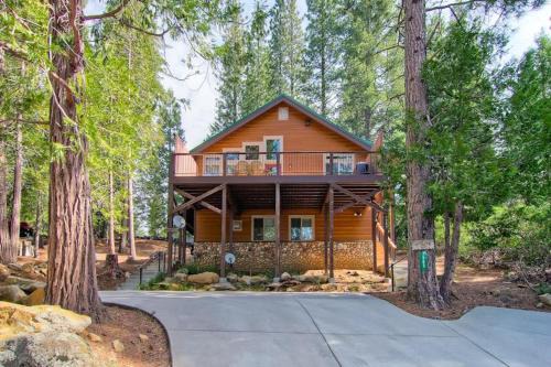 Yosemite West House | Kid-Friendly Retreat at Bears Den & Little Bear, Rated 9.5