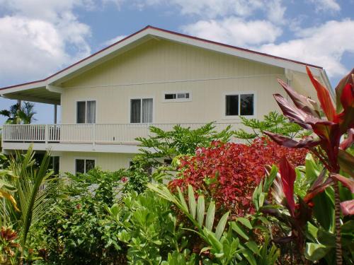 Kalaoa House | Oceanfront Bears' Place Guest House with Scenic Views
