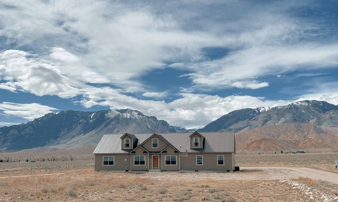 Clark House | Beartooth Retreat: Epic Mountain Views near Cody and Red Lodge