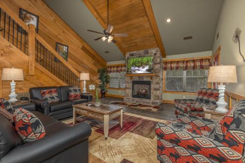 Gatlinburg Ski Chalet | Discover BearVue Point: Family-Friendly with Pool Access