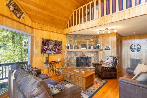 Fleetwood House | Cozy Beary Blessed Cabin with Hot Tub & Pet Friendly Access