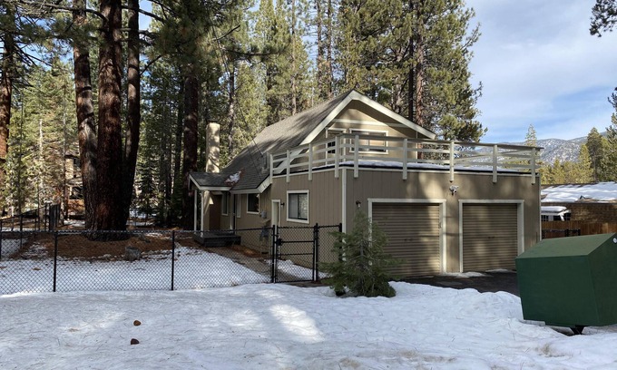 Pioneer Trail Cabin | Family-Friendly Cabin Retreat with Lake View & Fun Games