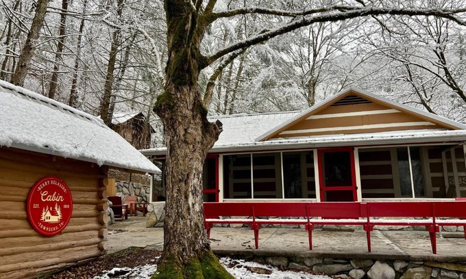 Townsend House | Relaxing Rustic Cabin with Outdoor Patio for Families