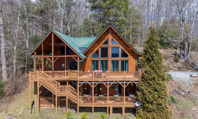 Foscoe House | Relax in the Cozy Beary Relaxing Cabin for Families