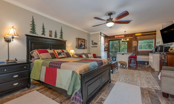 Lake Lure Condo | Discover the Beary Relaxing Suite with Lake View Amenities!