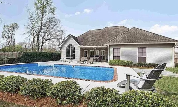 Prairieville House | Enjoy a Relaxing Pool Experience for LSU Game Days
