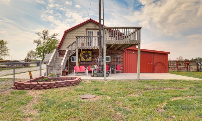 Holmesville Apartment | Ideal Beatrice Studio with Fire Pit & Golf Nearby