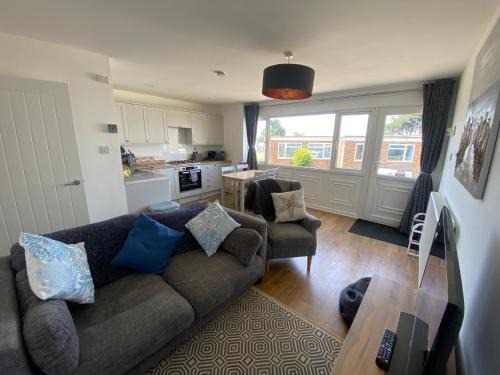 Freshwater Ski Chalet | Beau - Brambles Chine: Oceanfront Views & 9.1/10 Rated Stay