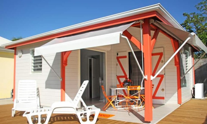 Pelletan House | Cozy Beau Bungalow in Port-Louis with Ocean Views & Spa