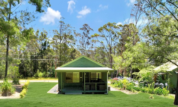 Kangaroo Valley Cabin | Beau Cabin: Cozy One-Bedroom Retreat on Golf Course
