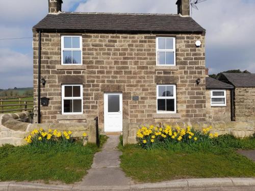 Crich House | Beau Cottage: Your Family and Pet-Friendly Getaway