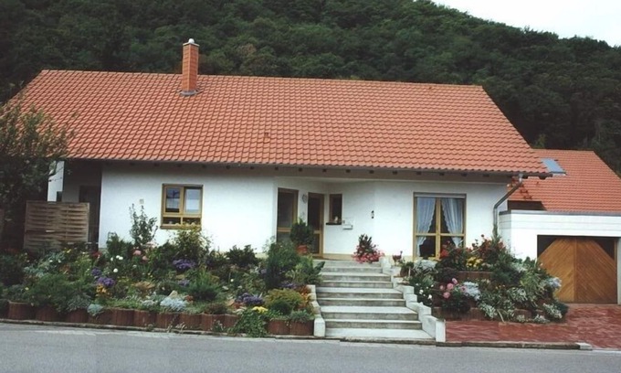 Neustadt-Gimmeldingen Apartment | Charming Apartment in Family Home with Kitchen & Accessibility