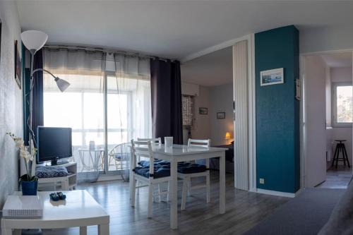 Bernieres-sur-Mer Apartment | Scenic Beau F2 with Ocean View near Courseulles