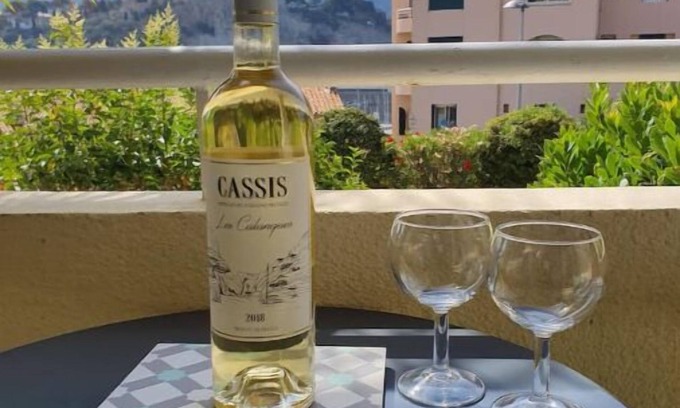 Cassis Apartment | Charming T2 in City Center with Parking and Balcony Access