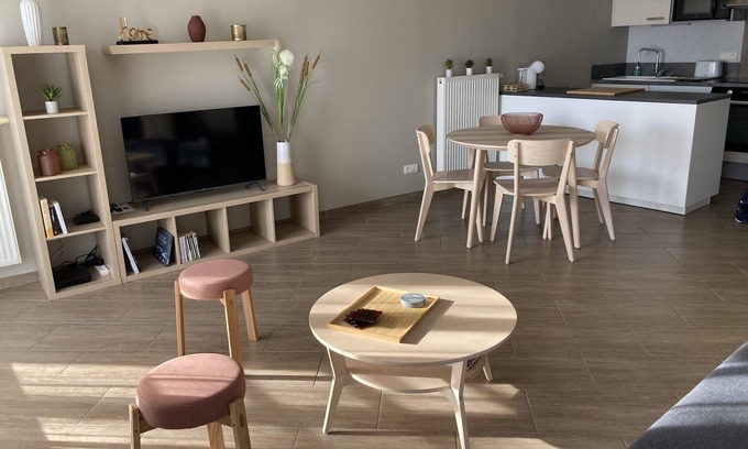 Andernos-les-Bains Apartment | Beau T2: Central Location with Ocean View & Pool Access