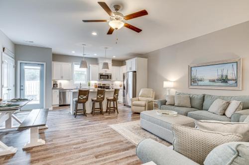 Morehead City House | Beaufort Townhome with Pool Access Near Downtown Attractions
