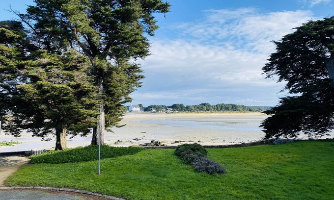Carnac Apartment | BEAUMER - Oceanfront Retreat with Parking & Wifi Access