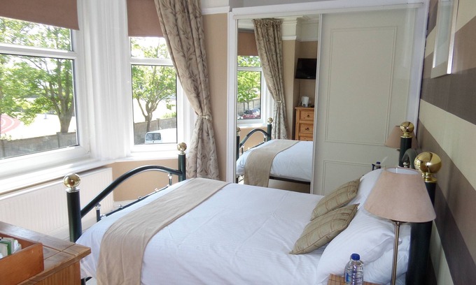 Great Yarmouth House | Beaumont House: Guest Rated 9.6/10 with Kitchen & Breakfast